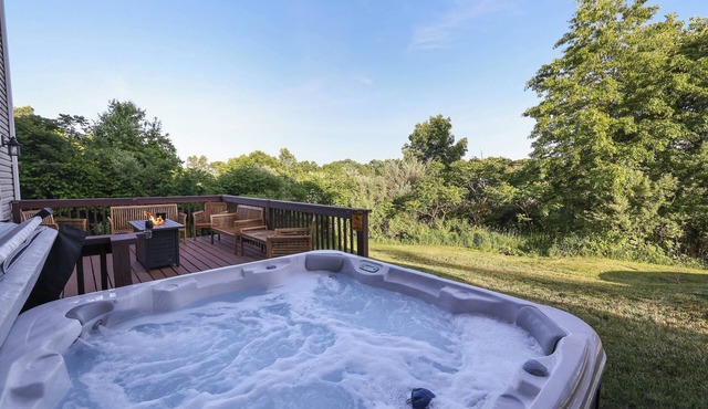 Poconos Secret Spa - COLD PLUNGE, HOT TUB, and SAUNA- 10 Beds 3.5 Bath Home