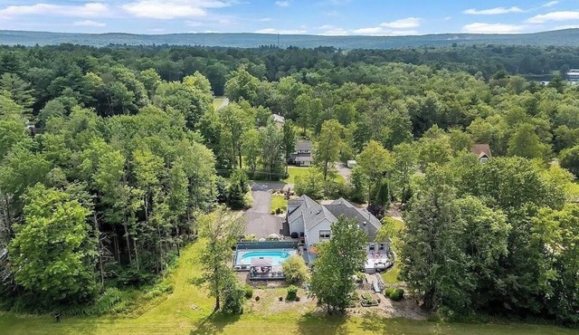 Poconos Spacious 6-bedroom house in marvelous Blakeslee wPool Gamerooms Hot Tub