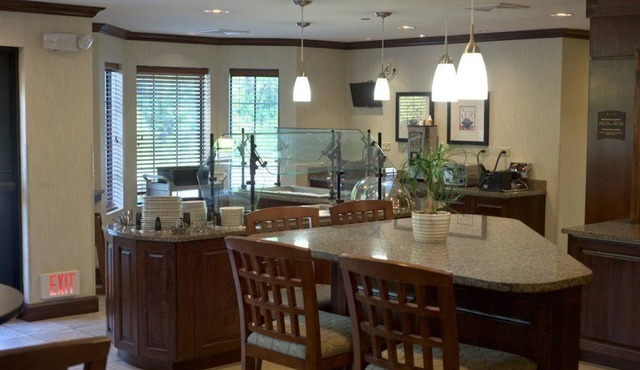 Poconos Suite w/Free Breakfast & Pool