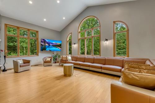 Poconos Villa arcade movie theater hot tub 20ppl