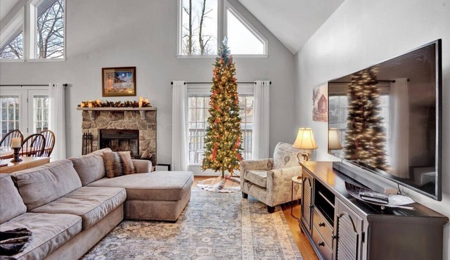 Poconos WInter Retreat: Cozy home, fireplace, gameroom, Ski Big Bear Resort