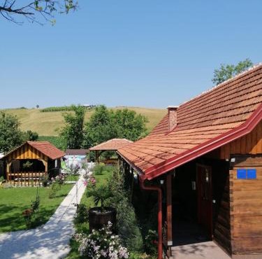 Pod orehom drvena kuća i sauna