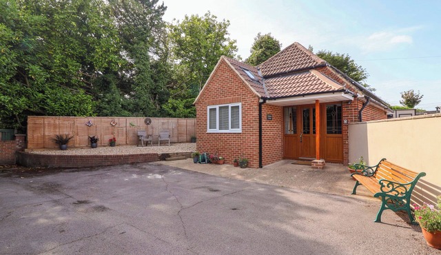 PODDINGTON COTTAGE, pet friendly, with a garden in Salisbury