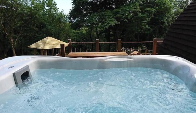 Pods @ Broadway with Hot tub