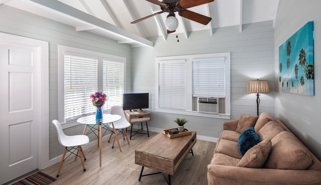 ~ POINCIANA TREETOP ~ Casual second floor duplex 2 blocks from Duval Street!