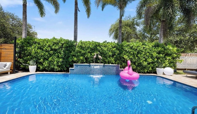 Poinsettia Palms! Giant Heated Pool! Hot Tub, Fire Pit, PuttngGreen, N64, IceBath, Gym!