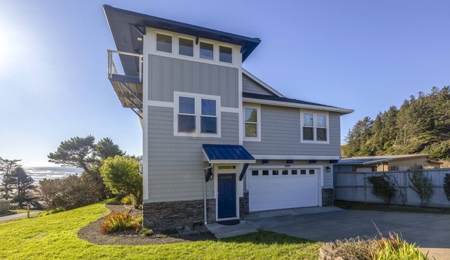 Point Break at Agate Beach, Sleeps 12, Oceanfront, Loft, Game Room, Hot Tub, Beach Access, BBQ