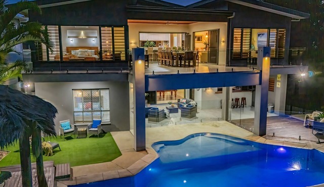 POINT BREAK Beach House - beachfront estate private pool