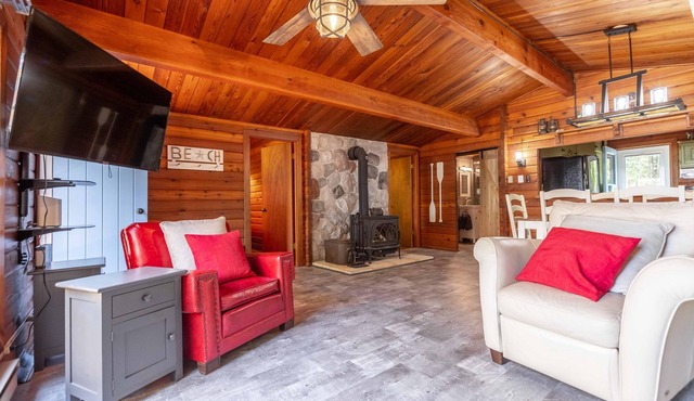 Point Clark Waterfront log Cabin