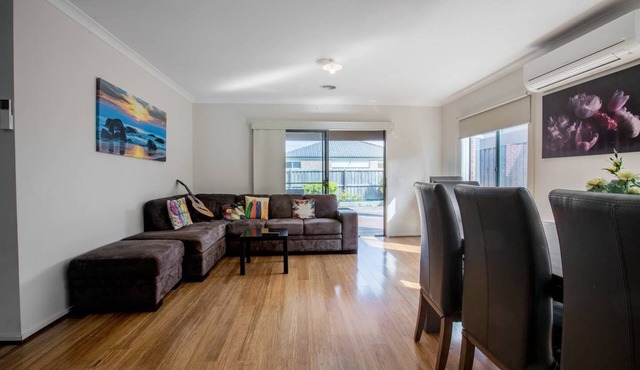 Point Cook Home with a beautiful view in salt water