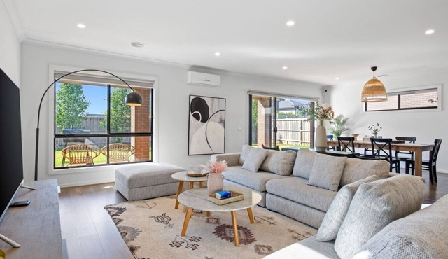 Point Cook's Spacious and Comfy 4BR/2.5B Haven!