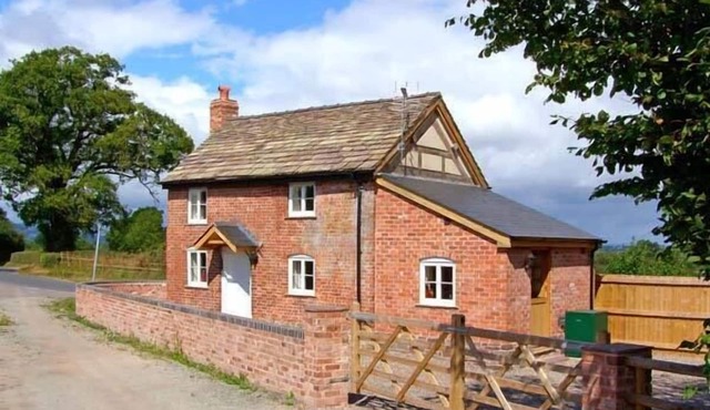 POINT COTTAGE, pet friendly, with open fire in Preston-On-Wye