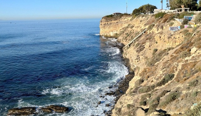 Point Fermin. 1 block from the ocean, 2 blocks walk to the beach. 800 SQFT.