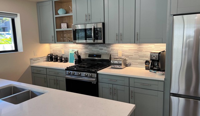Point Loma Hideaway - brand new spacious retreat, walk to San Diego harbor!