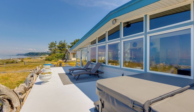 Point Roberts Cottage w/ Ocean Views + Hot Tub!