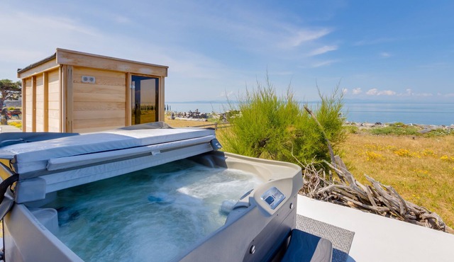 Point Roberts Cottage w/Ocean Views + Hot Tub!