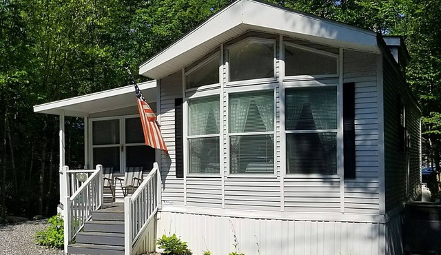 Point Sebago Resort, 30 Purple Road, Walking distance to beach!