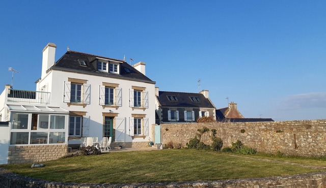Pointe du RAZ Primelin. Ideal for family vacations. 4 bedrooms with south-facing sea view.