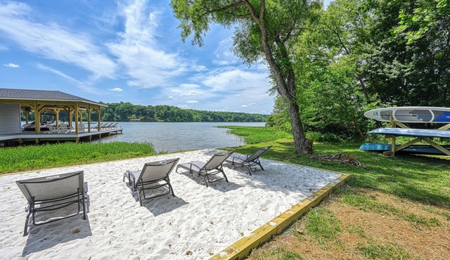 Pointe of View: LUXURY LAKEFRONT, Private Dock, Hot Tub, Fire Pit, Beach, Views!