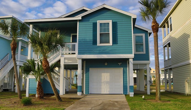 Pointe West Galveston - Sleeps 8-10 - Beach Club - Golf Cart - Dogs Welcome