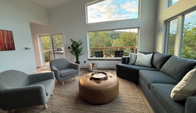 Pointer Creek Chalet; Across the Street from Ski Wentworth; with a Hot Tub