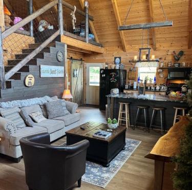 Pokeadot Cabin - Cozy Farm Stay with Pool & Firepit