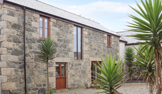 POL GLAS HALL, pet friendly, luxury holiday cottage in Mullion