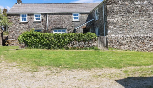 POLCREEK FARMHOUSE, pet friendly, with open fire in Veryan