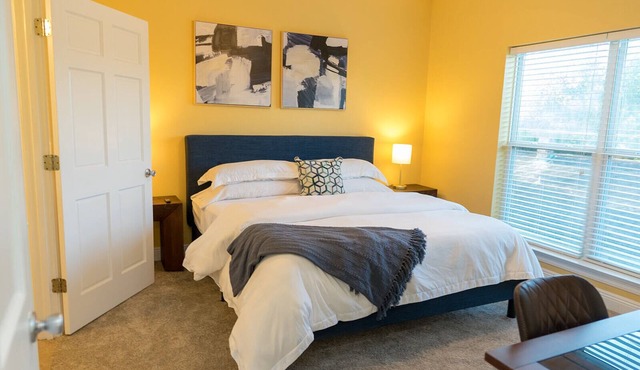 Polished 3BR 2BA, King Beds, Full Kitchen, WiFi