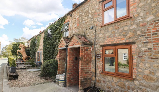 POLLARD COTTAGE, pet friendly, with open fire in Northallerton