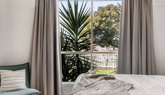 Polly May's Rutherglen short stroll to the main street