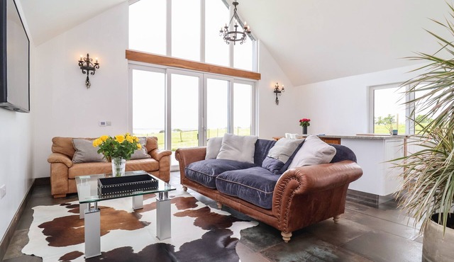 POLLY'S ANNEXE, family friendly, with hot tub in Levington