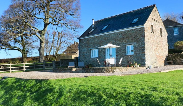 POLLY'S BOWER, pet friendly, luxury holiday cottage in Landrake