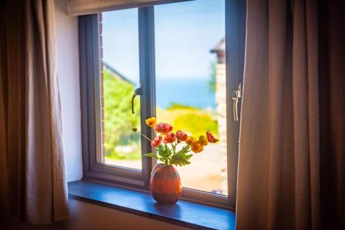 Polrunny Farm Sloe Cottage with a sea view