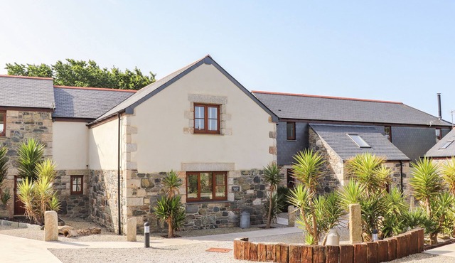 POLURRIAN HOUSE, pet friendly, luxury holiday cottage in Mullion