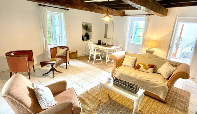 Pomegranate Gite Sleeps 4 with Pool