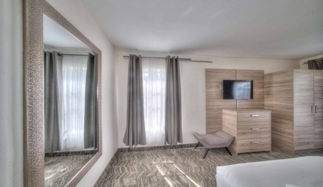 Pompano 2BR Retreat W/King + 2 Queens Beds