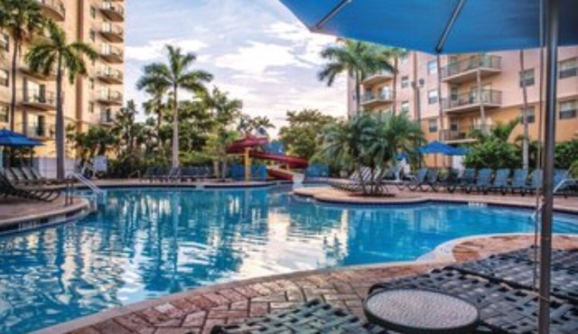POMPANO BEACH FL - 2 BR CONDO - 3 POOLS - 2 HOT TUBS - FREE SHUTTLE TO BEACH