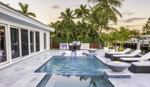 Pompano Beachhouse Luxury Waterfront Gem ~ Swimming Pool/Spa ~ Games!