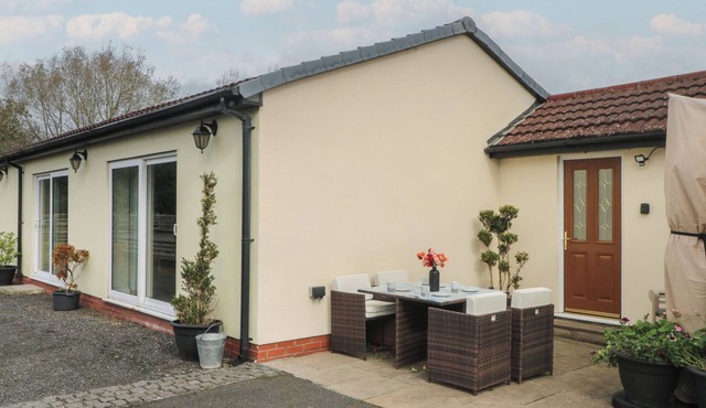 POMPIAN LODGE, pet friendly, with a garden in Tarleton