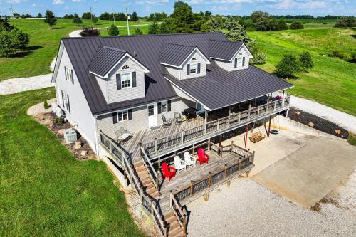 Pond Access and Fishing Cedar Lodge in Versailles