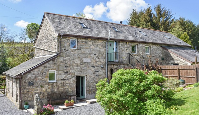 POND COTTAGE, pet friendly, with open fire in Widecombe-In-The-Moor