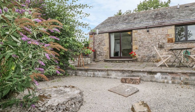 POND END COTTAGE, pet friendly, with a garden in Newby