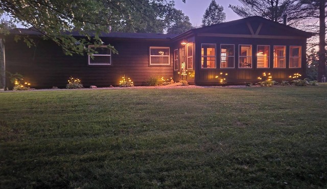 POND IN THE PINES CABIN -COMPLETELY RENOVATED ON 27 ACRES - POND-HOCKING HILLS