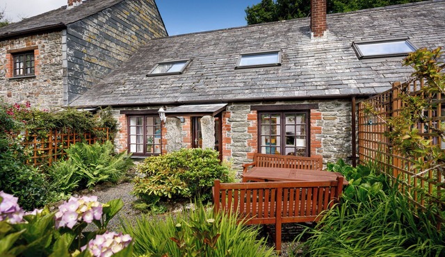 POND MEADOW, pet friendly, character holiday cottage in Warbstow,