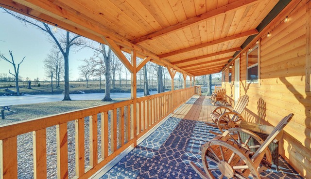 Pond-View Cabin Near Louisville on Racehorse Farm!