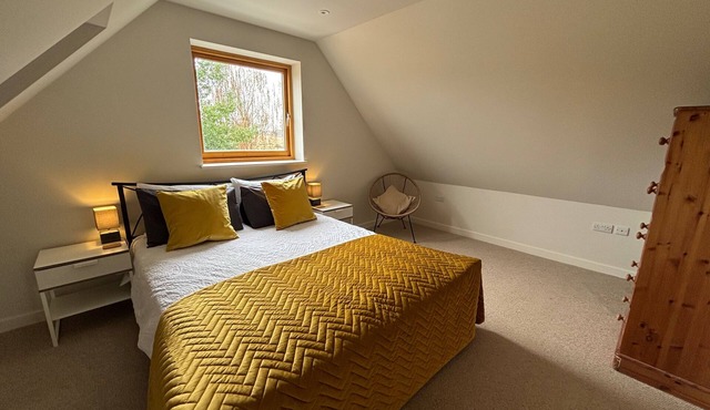 Pond View Loft - Sleeps 2 - Pet Friendly