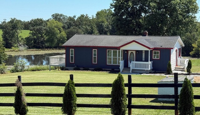 Pond View provides a quiet privacy just 8 minutes from the airport.