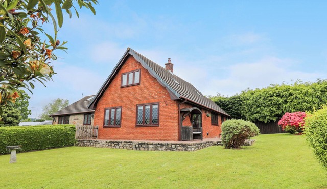 PONDAROSA, pet friendly, with hot tub in Newbridge-On-Wye