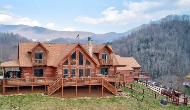 Ponderosa 1887 - 300 degree views, 3 ensuites, hot tub, pool table